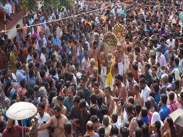 A large number of devotees joined the Arattu festival on Friday. Photo/ANI