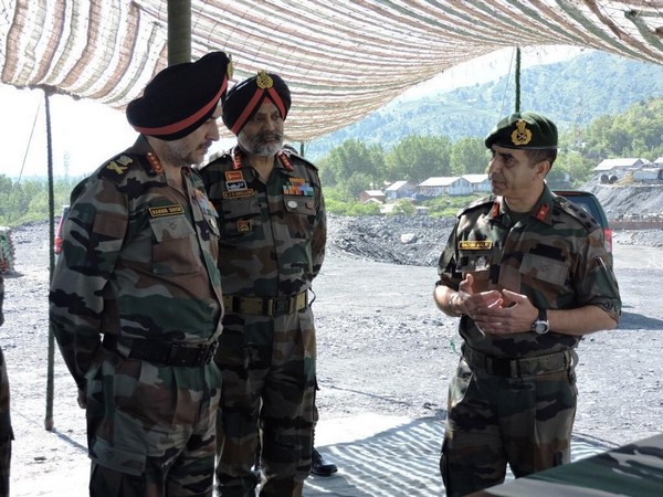 Northern Army Commander Lt Gen Ranbir Singh in Kashmir  Photo/ANI