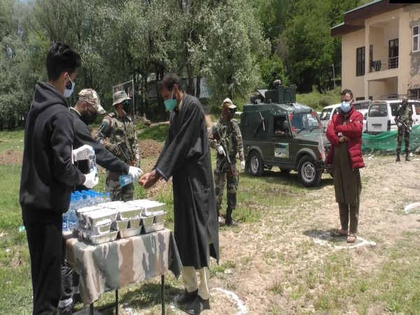 Indian Army distributing food to attendants of COVID patients in Baramulla. (Photo/ANI)