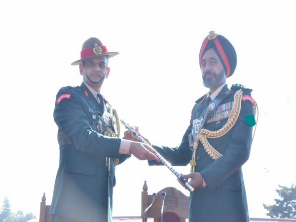 Lt Gen SK Upadhya handing over the Baton of Colonel of the Regiment of Garhwal Rifles to Lt Gen Savneet Singh (Image Courtesy: @adgpi)