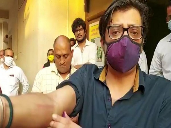 Arnab Goswami shows injury marks to reporters in Mumbai on Wednesday. (Photo/ANI)