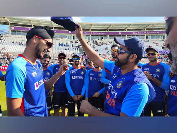 Arshdeep Singh getting his Indian cap. (Photo- BCCI Twitter)