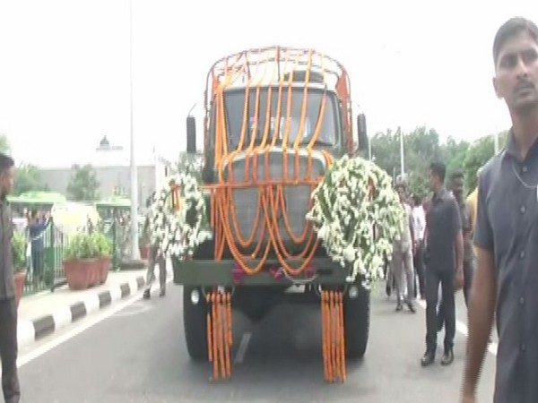 Mortal remains of former Union Finance Minister Arun Jaitley being taken to Nigambodh Ghat for cremation. Photo/ANI