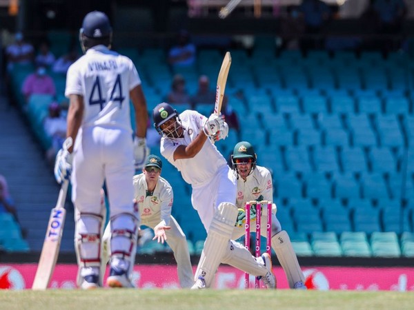 Ravichandran Ashwin batting in the middle (Photo/ cricket.com.au Twitter)