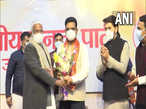  Former IPS officer Asim Arun joins BJP in the presence of Union Minister Anurag Thakur and other BJP leaders (Photo/ ANI)