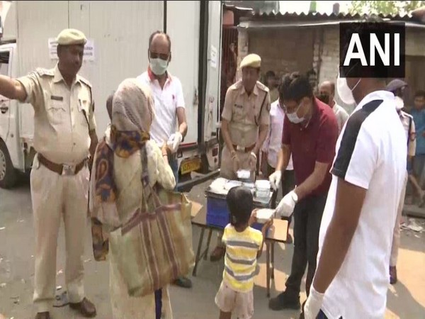 Assam Police fed the needy in Guwahati amid the coronavirus lockdown on Tuesday. Photo/ANI