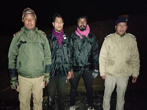 SP, Longding along with the two rescued labourers (Photo/ANI)