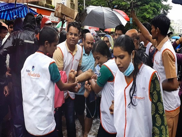 Aster Volunteers in Kolhapur provide support to people in affected areas