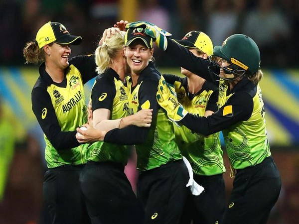 Australian side celebrating after beating Proteas by 5-run in the semifinal. (Photo/T20 World Cup Twitter)