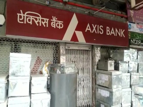 Visuals outsite the bank (Photo/ANI)