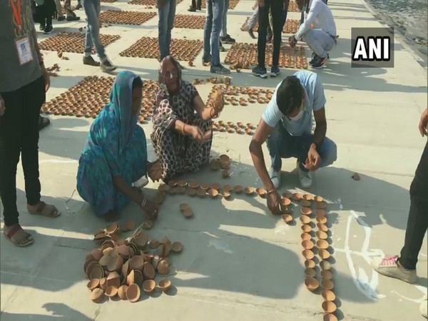 People working for Deepotsav occasion in Ayodhya (Photo ANI)
