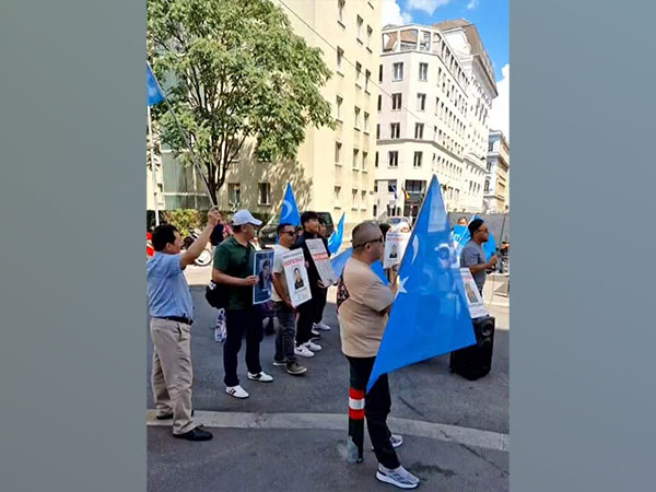 Uyghur diaspora in Vienna organize protest to mark 13th anniversary of Urumqi massacre. 