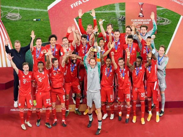 Bayern Munich players with the title. (Photo/ FC Bayern Twitter)