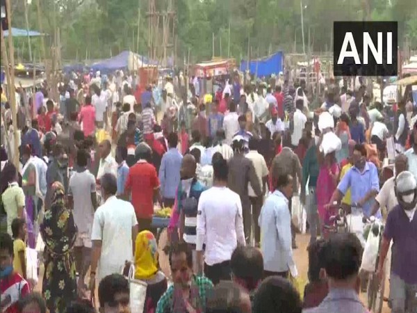 People in Bhubaneswar defied social distancing norms at a market amid lockdown. Photo/ANI
