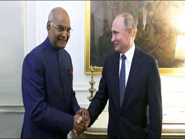 Russian President Vladimir Putin (r) and Indian President Ram Nath Kovind (Photo: Russa in India/Twitter)