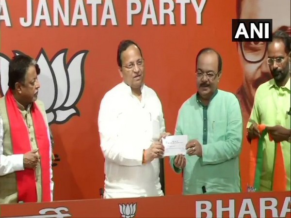 BJP General Secretary Arun Singh inducting Sovan Chatterjee into BJP on Wednesday. Photo/ANI