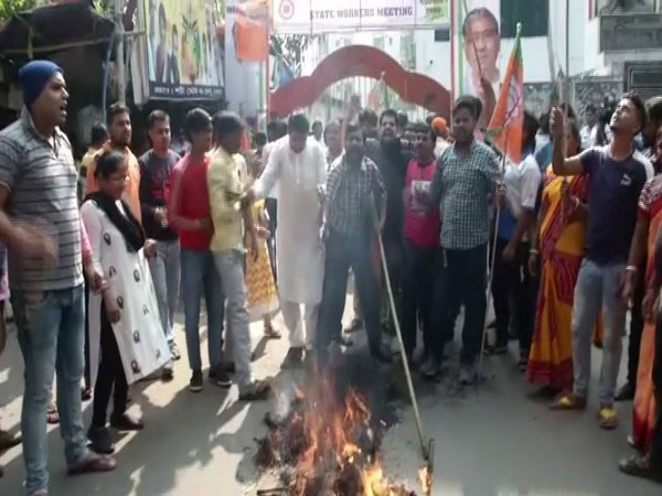 BJP Yuva Morcha holds protest in Kolkata demanding an apology from Rahul Gandhi over his remarks on Rafale. [Photo/ANI]