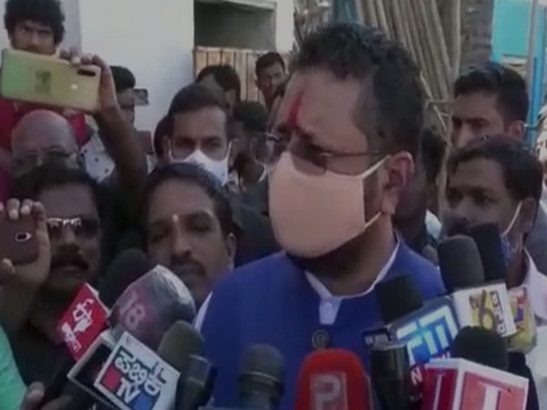 Former Union Minister and MLA from Vijayapura, Basanagouda Patil Yatnal talking to reporters on Sunday.