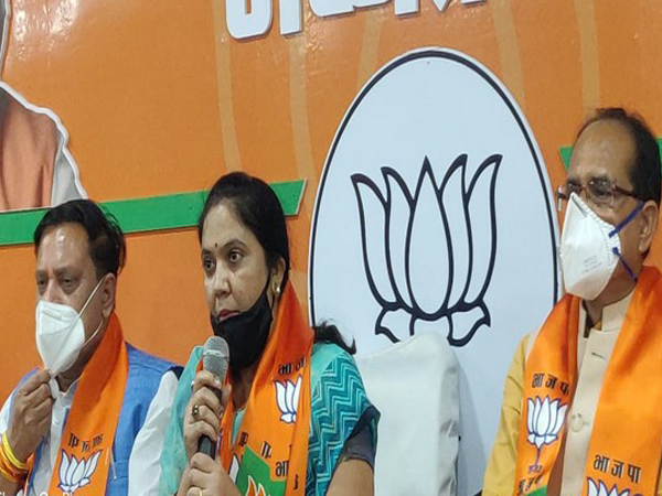 Sumitra Devi Kasdekar (in middle)