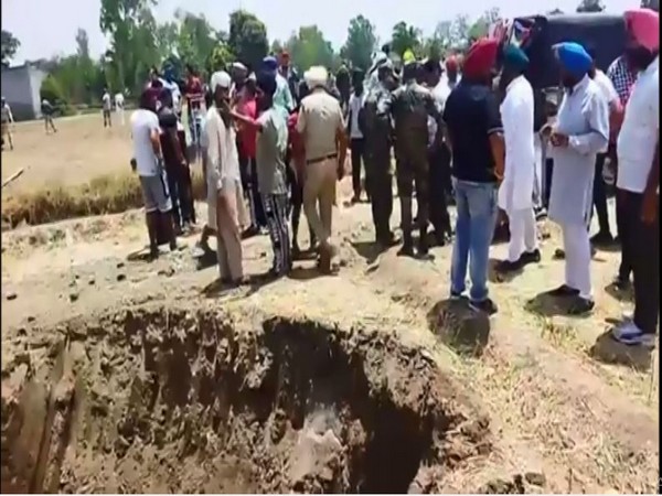A visual from the site where rescue operation is underway to rescue the boy from the borewell in Bairampur village of Hoshiarpur [Photo/ANI]