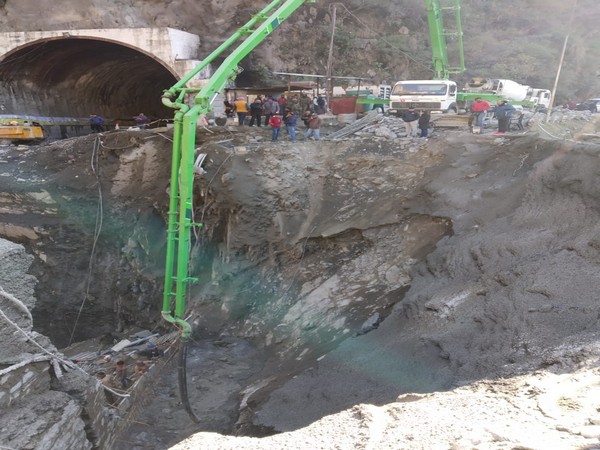 The construction of Bailey Bridge at Kela Morh in Ramban on Jammu-Srinagar highway is going apace as BRO has completed 40 percent of the 120 feet long bridge in the last two days.