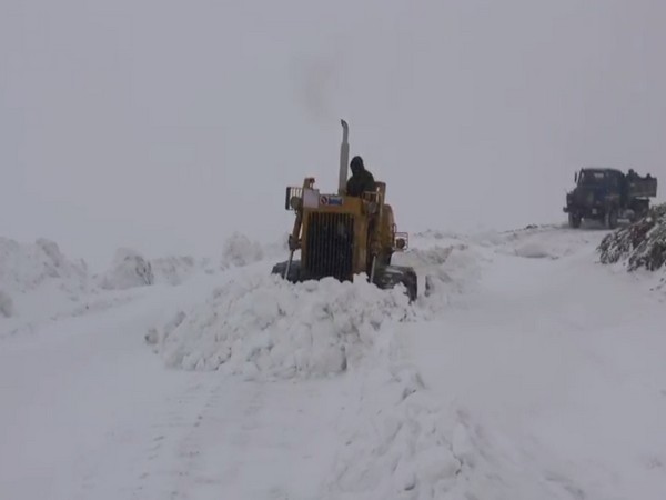  BRO continues snow clearance task (Photo/ANI)