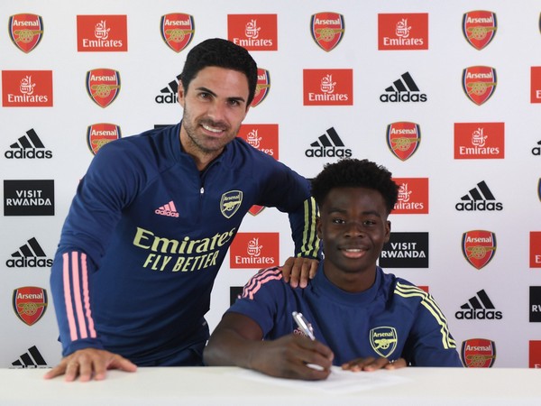 Bukayo Saka signing a new deal with Arsenal (Photo/Bukayo Saka Twitter)  
