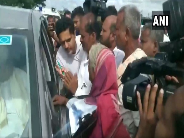 The woman confronting Congress leader Siddaramaiah during his visit to Badami, Karnataka, on Wednesday. Photo/ANI