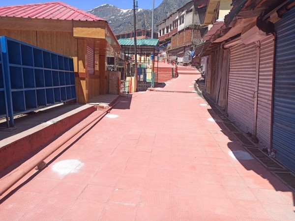 The streets of Badrinath Temple were seen empty amid lockdown. Photo/ANI