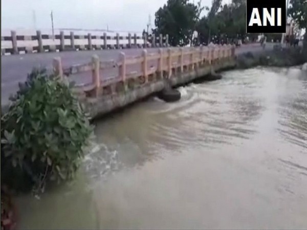 The water level of Bagmati rises in Darbhanga. Photo/ANI