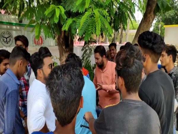 Bajrang Dal workers gathered at police station