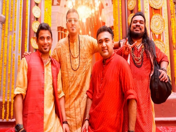 Band - Lakkhichara – Red colour for APSS #ColoursOfPujo