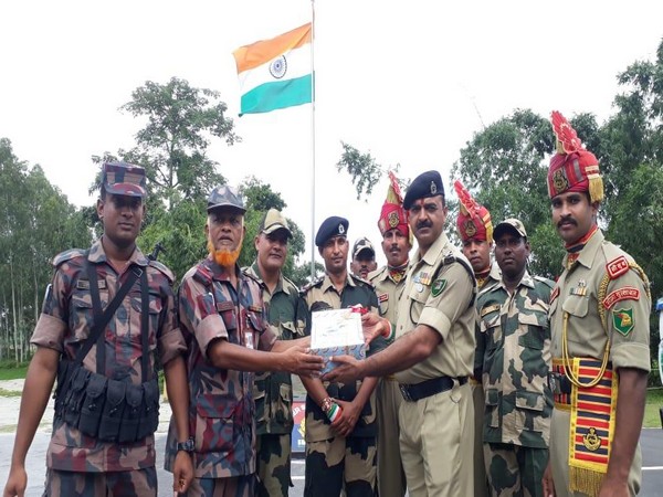  Sweets exchanged at India-Bangladesh border between Border Security Force(BSF) and Border Guards Bangladesh(BGB) 