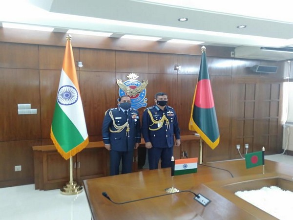 Indian Air Chief Marshal RKS Bhadauria with Bangladeshi Air Chief Marshall Masihuzzaman Serniabat (Twitter)