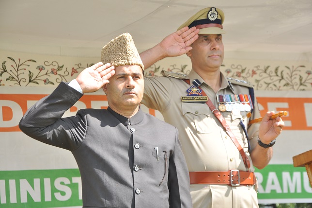 Deputy Commissioner of Baramulla Dr GN Itoo hoisted national flag in the Baramulla district of Jammu and Kashmir on Thursday. Photo/ANI