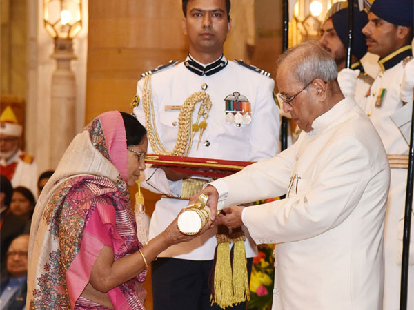 Baua Devi while receiving Padma Shri award from former president Pranab Mukherjee in 2017. Photo/ANI