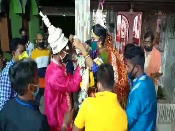 Saurav Karmakar and his wife exchanging wedding garlands. Photo/ANI