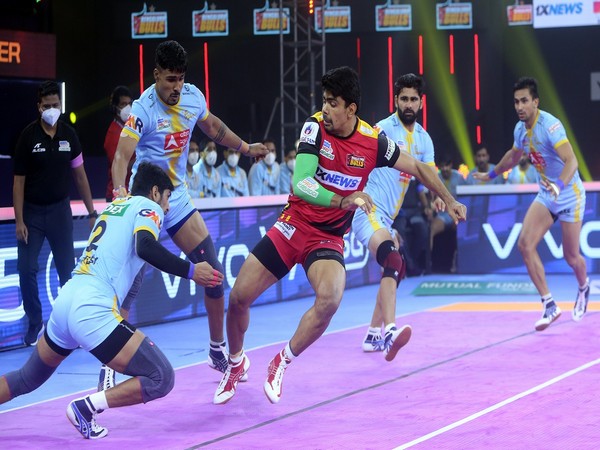 Bengaluru Bulls captain and raider Pawan Sehrawat attempts a raid against Bengal Warriors (Image: PKL)