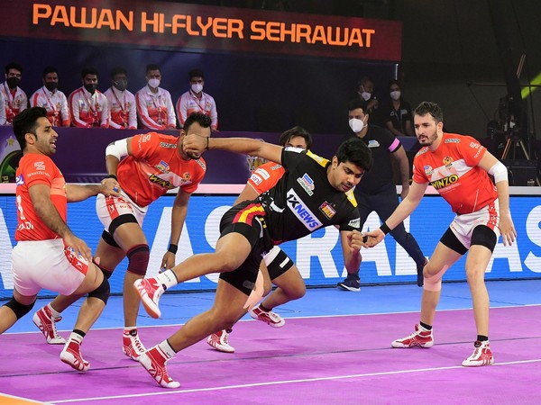 Bengaluru Bulls captain and raider Pawan Sehrawat attempts a raid against Gujarat Giants during Eliminator match (Image: PKL)