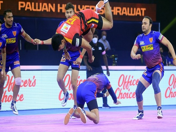 Bengaluru Bulls captain and raider Pawan Sehrawat flies over the Dabang Delhi K.C defence (Image: PKL)