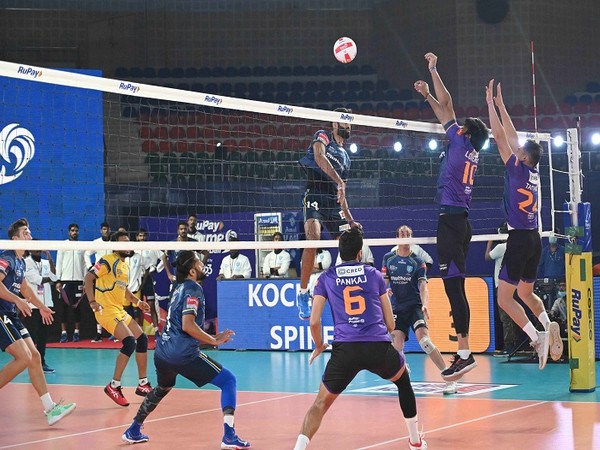 Bengaluru Torpedoes and Kochi Blue Spikers in action (Image: PVL)