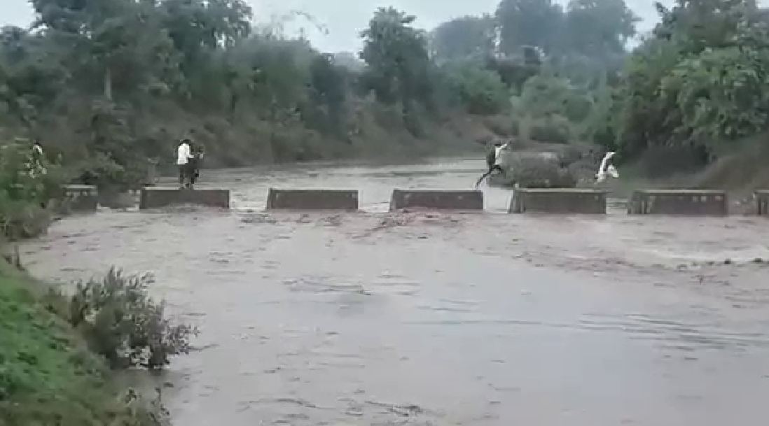 School kids in Betul risk their lives to reach the classes after destruction of old bridge