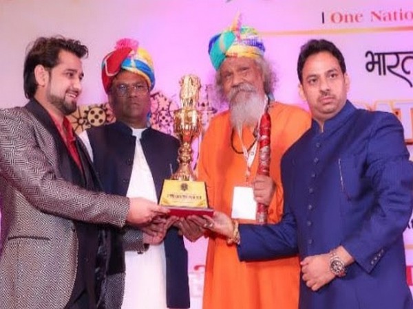 Faggan Singh Kulaste (Minister of State Steel, Govt. of India) and Sandesh Yadav, General Secretary, Bharat Gaurav Awards giving away awards at Hotel Taj Palace, Delhi