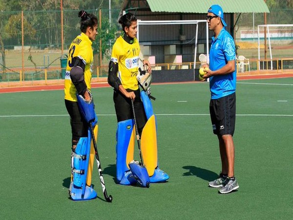 Former India goalkeeper Bharat Chetri with women goalkeepers (Photo/Hockey India Twitter)