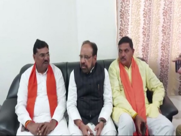 Mohan Bhargava (in middle) speaking to reporters in Harda, Madhya Pradesh on Thursday. Photo/ANI