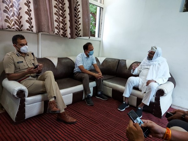 Bhopal Collector Tarun Pithode and DIG Irshad Wali meet Qazi Syed Mushtaq Ali Nadwi
