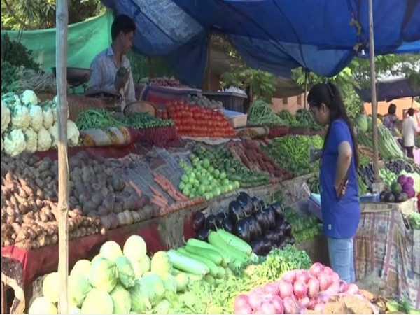 A vegetable vendor in Bhopal. Photo/ANI