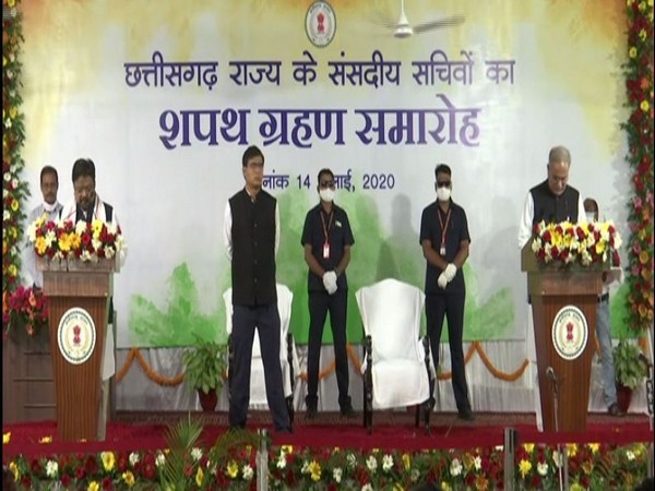 Chhattisghar CM Bhupesh Baghel administers oath to 15 Parliamentary Secretaries on Tuesday. Photo/ANI