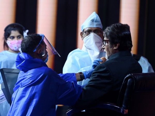The picture shared by legendary actor Amitabh Bachchan from the sets of 'Kaun Banega Crorepati'. (Image source: Twitter) 