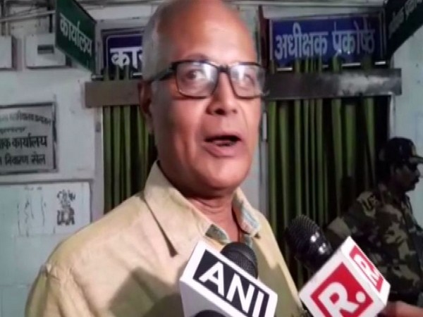 Muzaffarpur Civil Surgeon Shailesh Kumar Singh speaking to reporters on Thursday. (ANI/Photo)